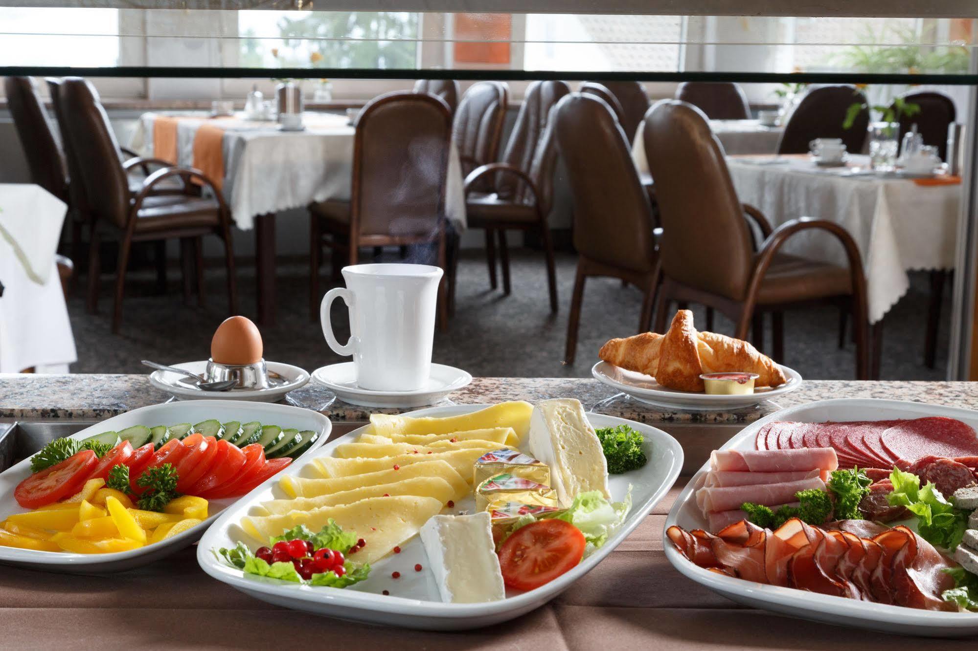 Hotel Am Sonnenhang Касел Екстериор снимка