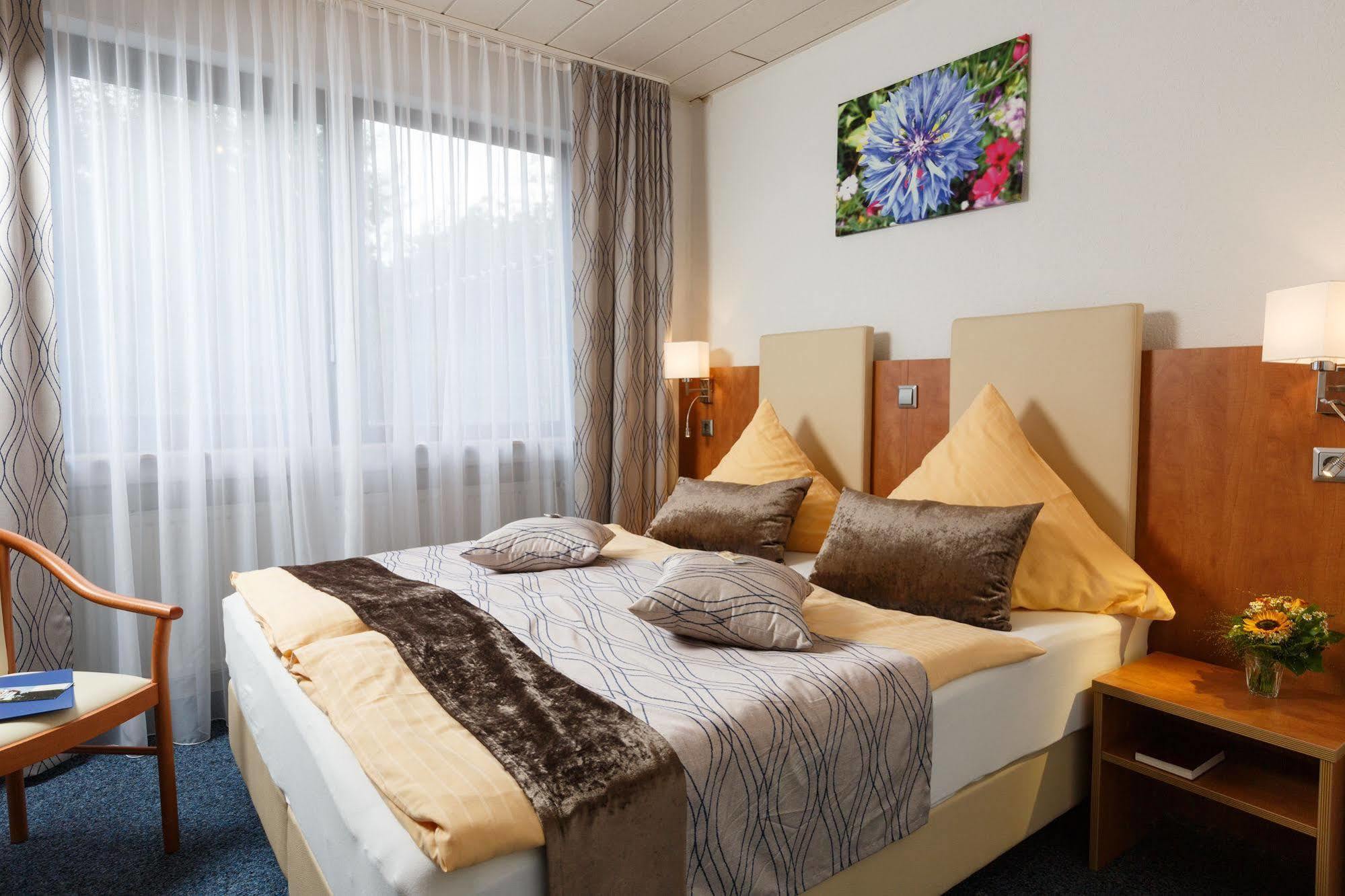 Hotel Am Sonnenhang Касел Екстериор снимка